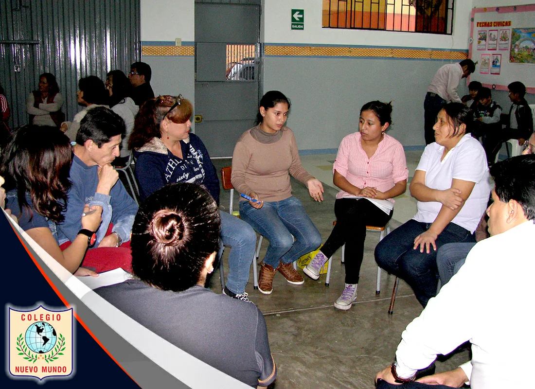 Participantes conversando en un encuentro de familias del colegio
