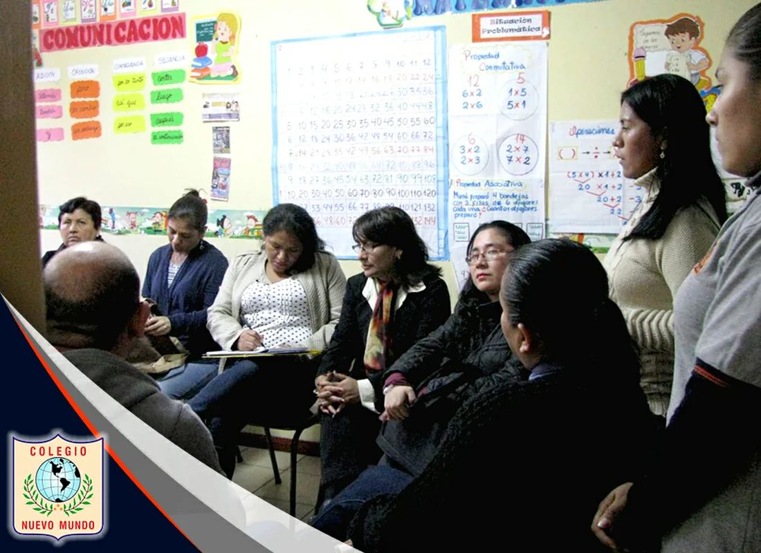 Encuentro de padres y madres en un aula del colegio