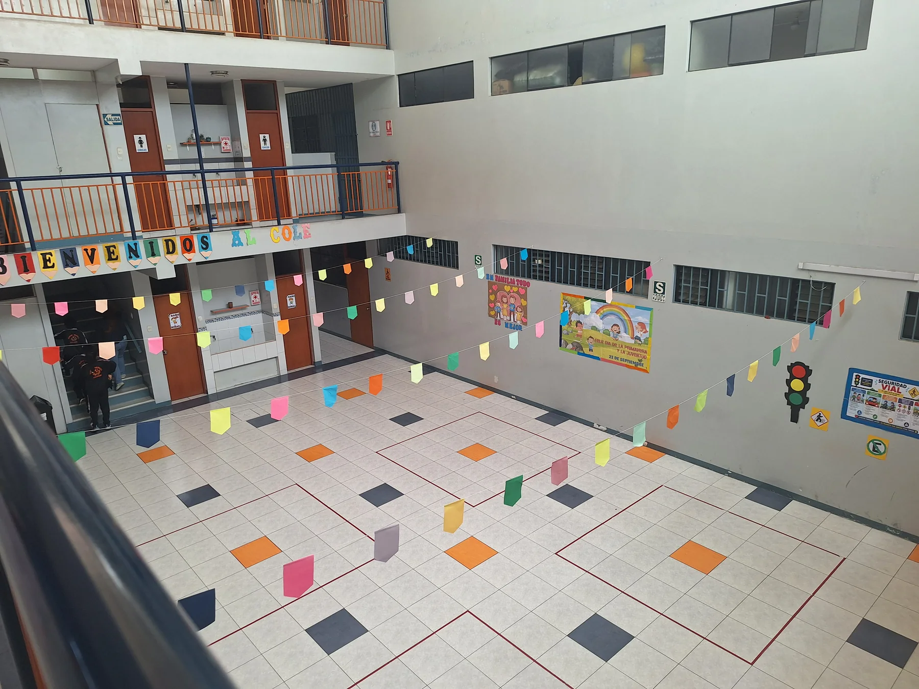 Vista elevada del patio interior decorado con banderines