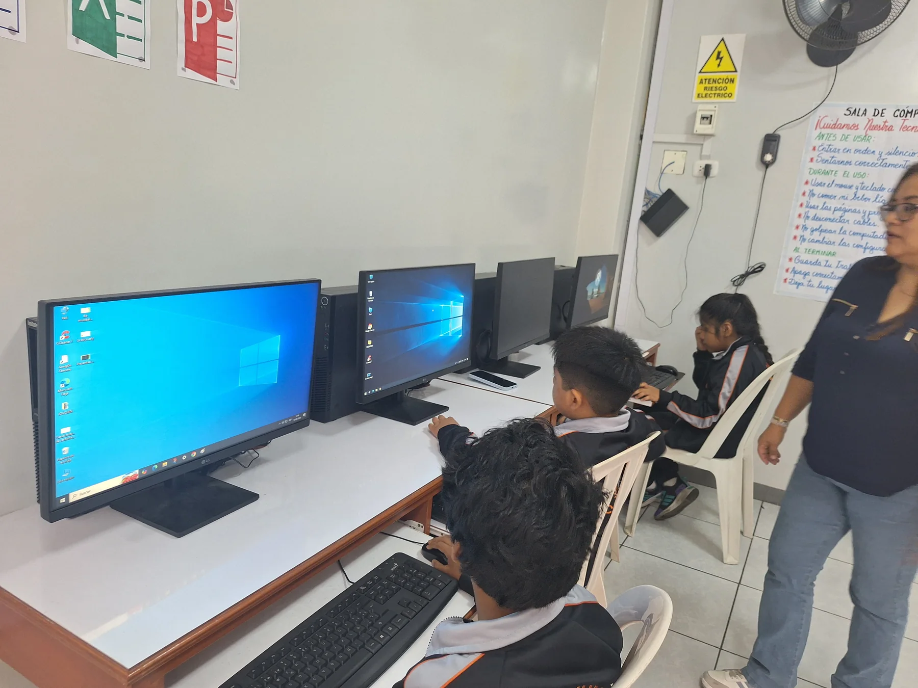 Estudiantes usando las computadoras del colegio