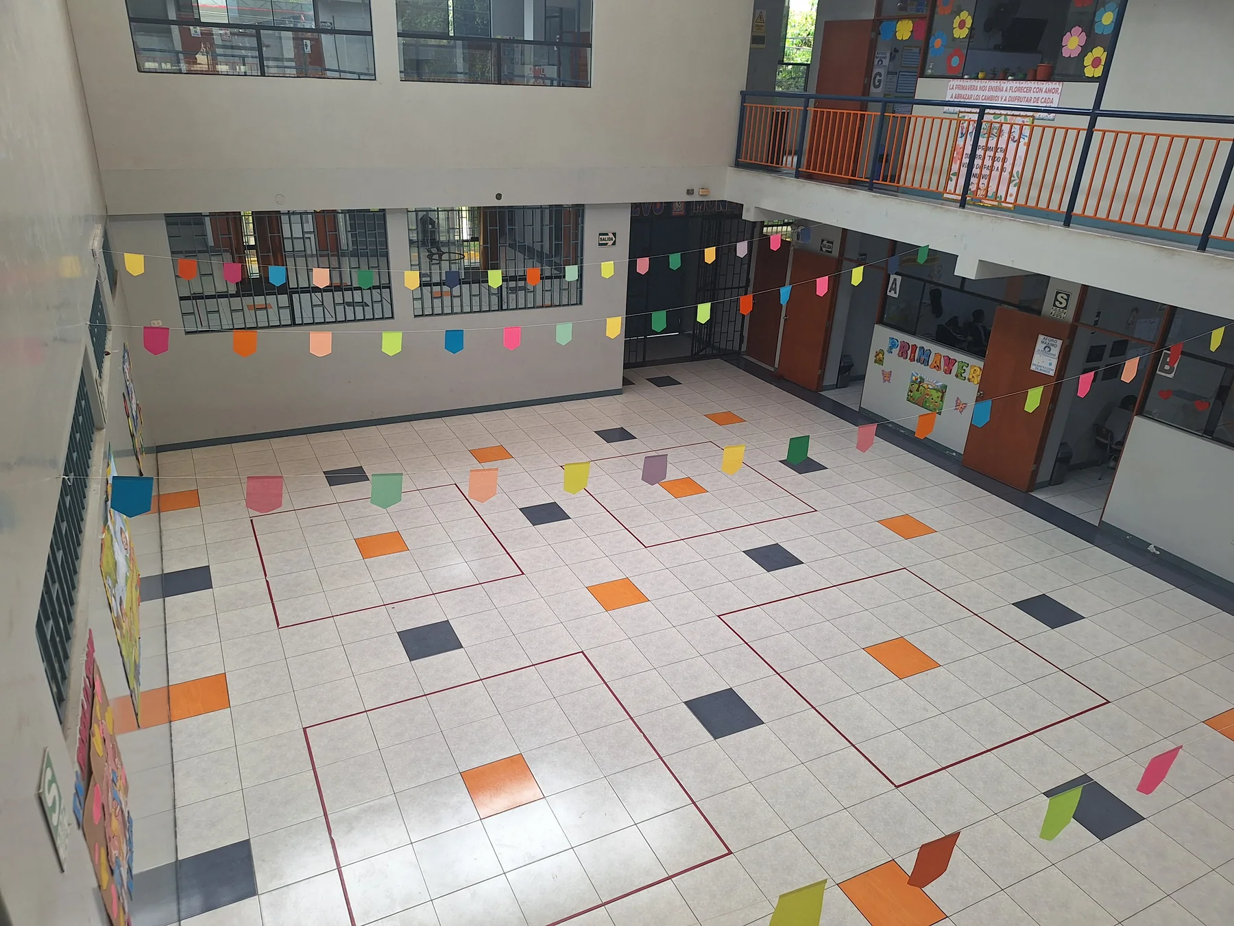 Vista del patio interior y las galerías del colegio