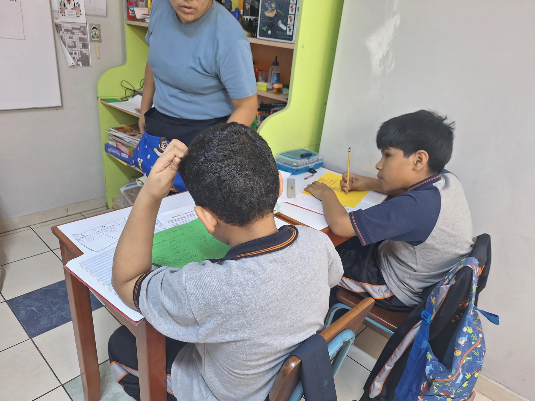 Actividad con materiales en una mesa compartida del aula