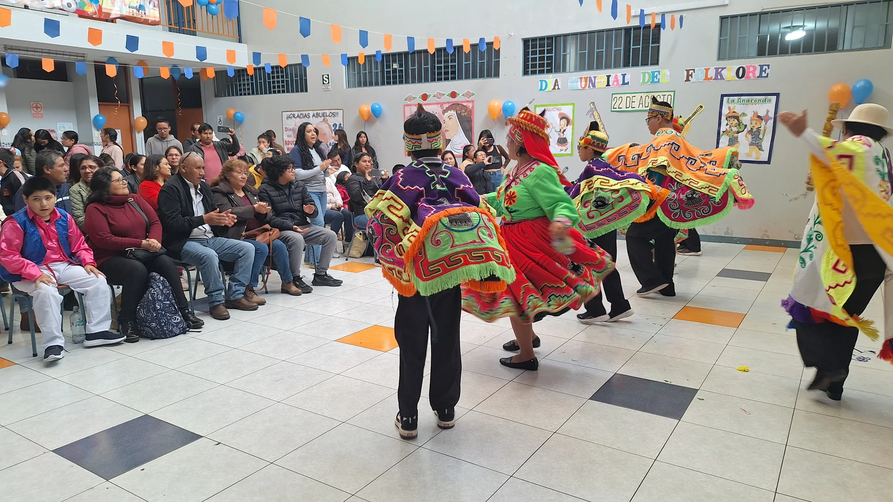 Presentación de danzas en el patio ante la comunidad escolar
