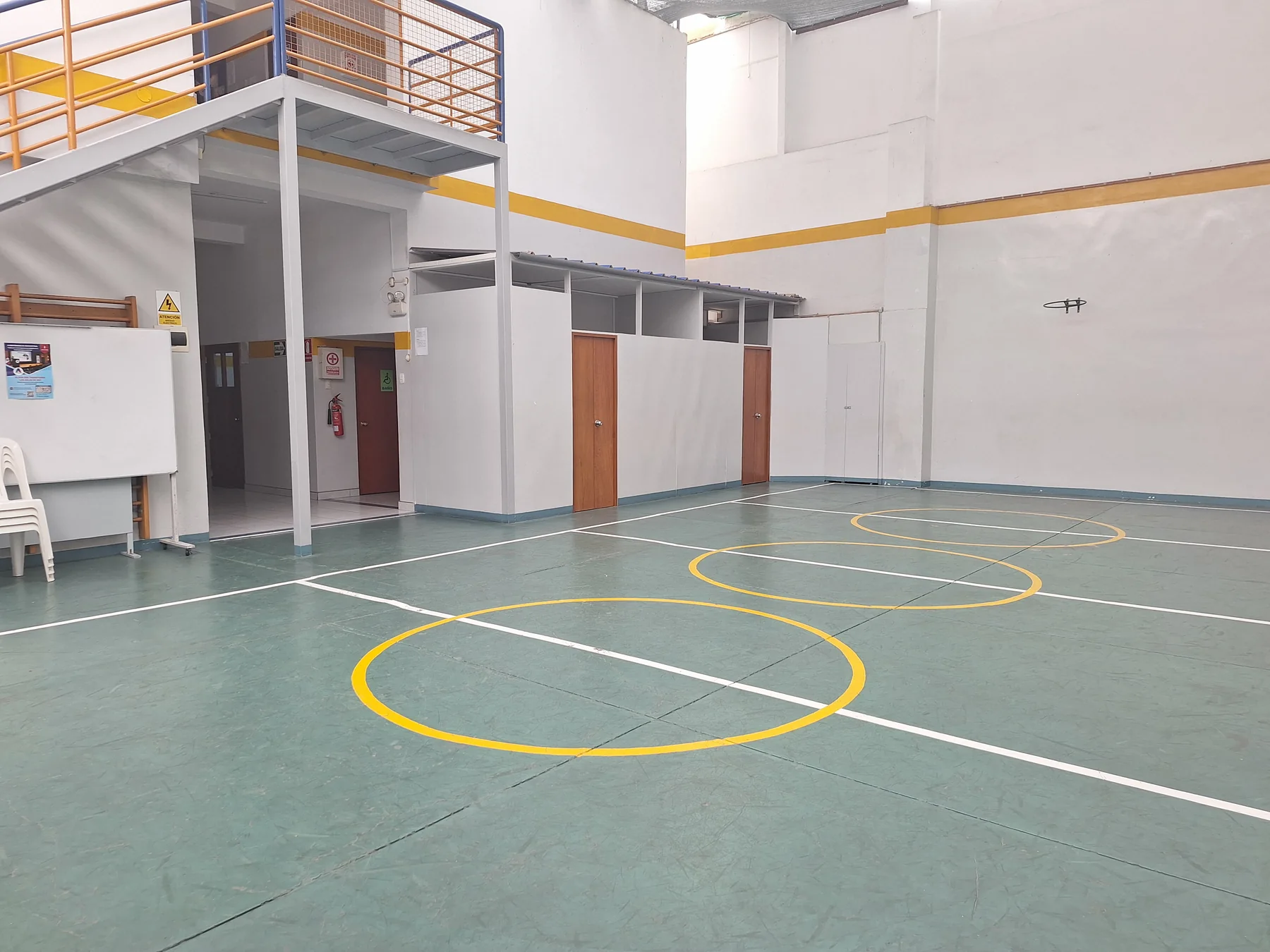 Patio deportivo cubierto junto a las aulas