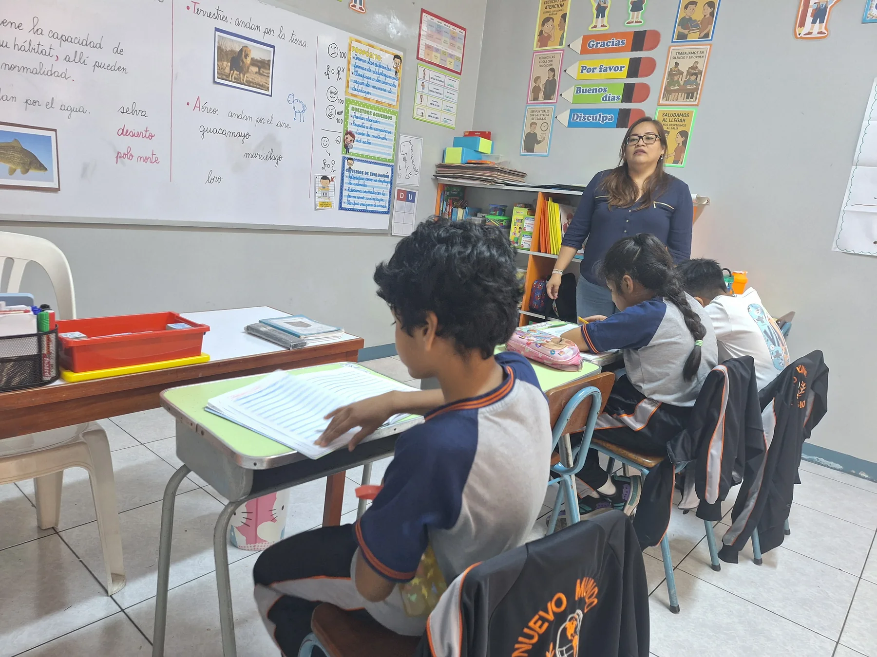 Actividad de clase con la docente y un grupo de estudiantes