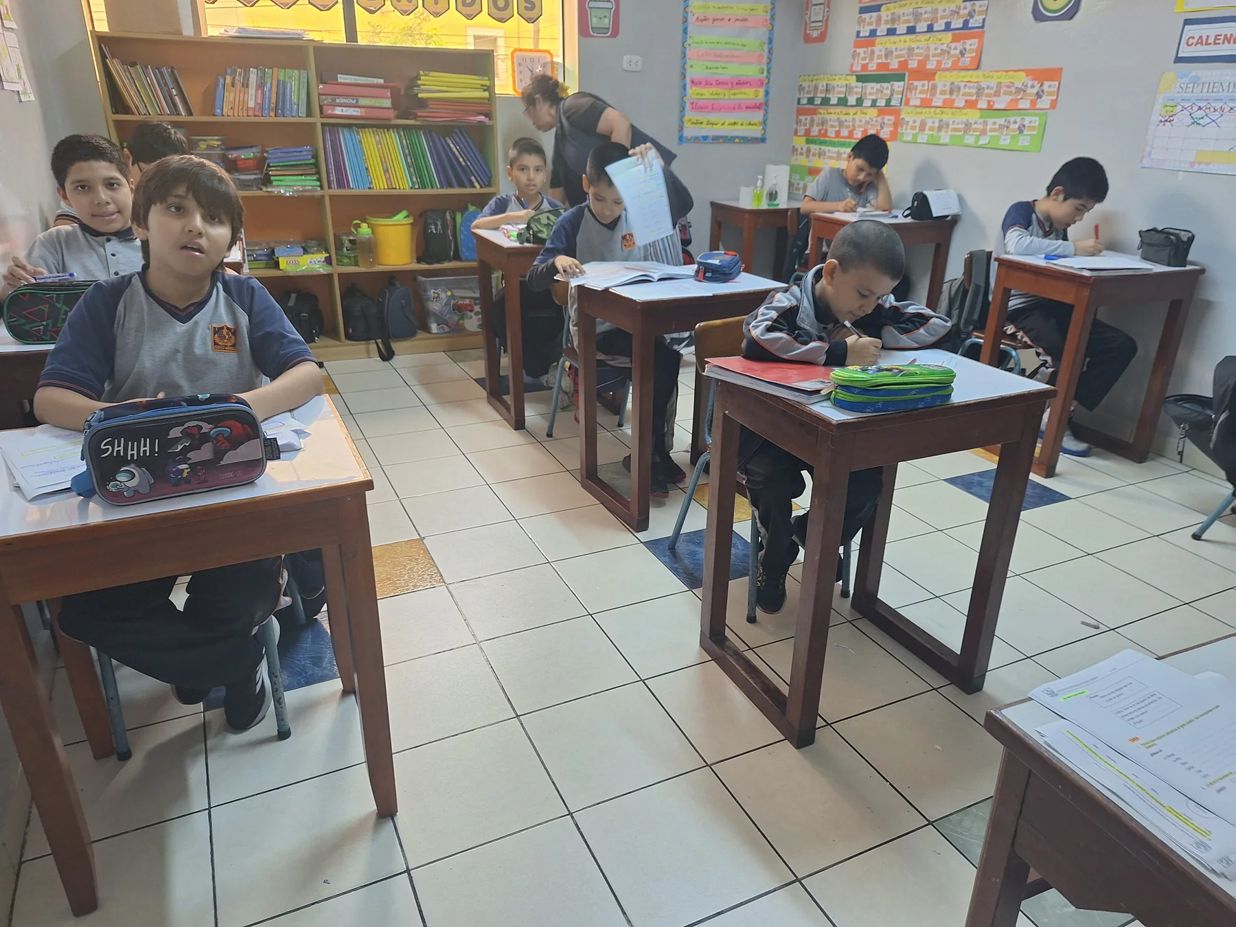 Estudiantes trabajando en clase con el acompañamiento de su docente