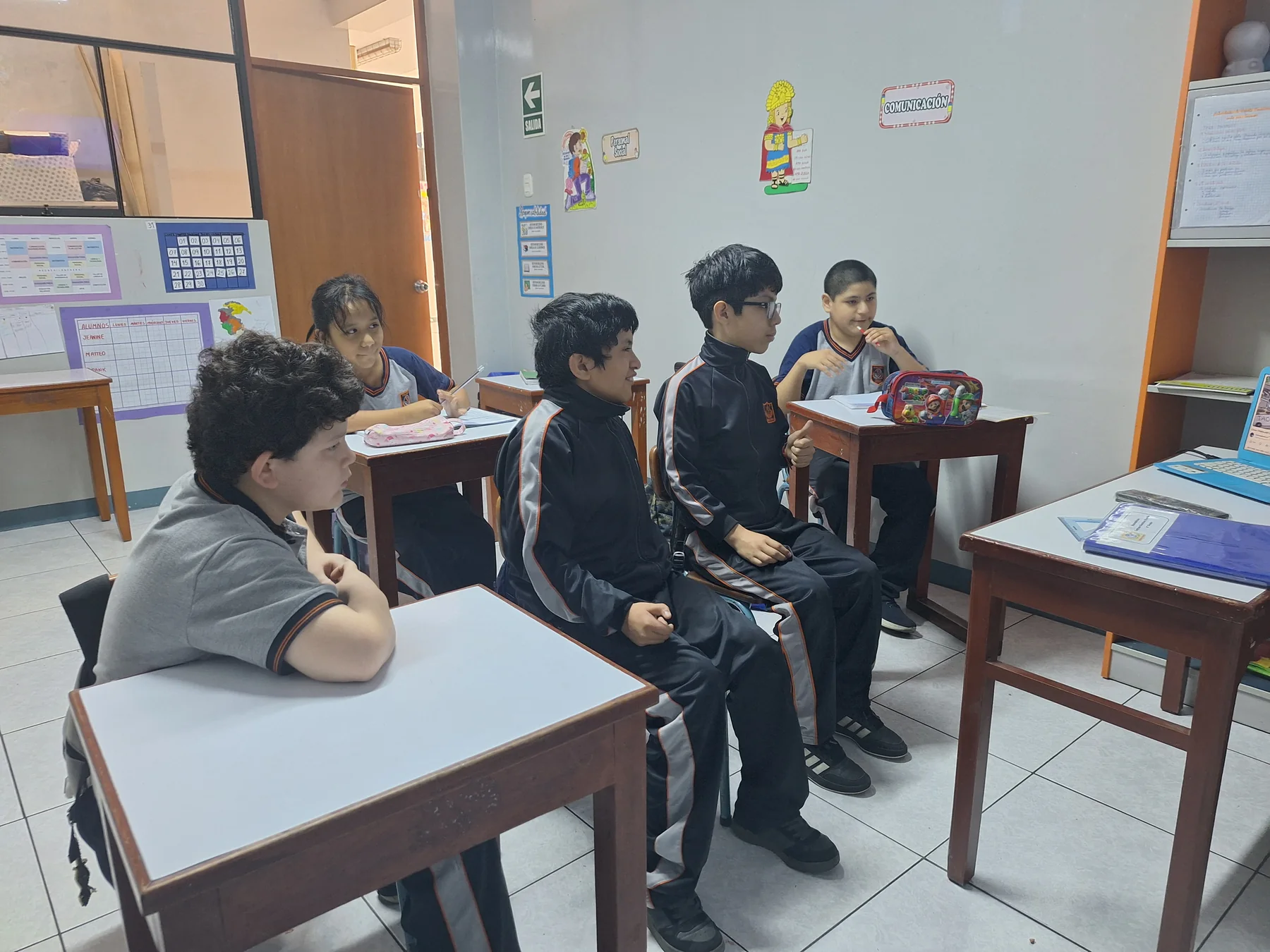 Estudiantes participando en una clase en grupo reducido