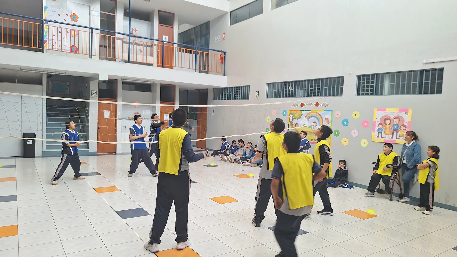 Actividad deportiva en el patio interior del colegio