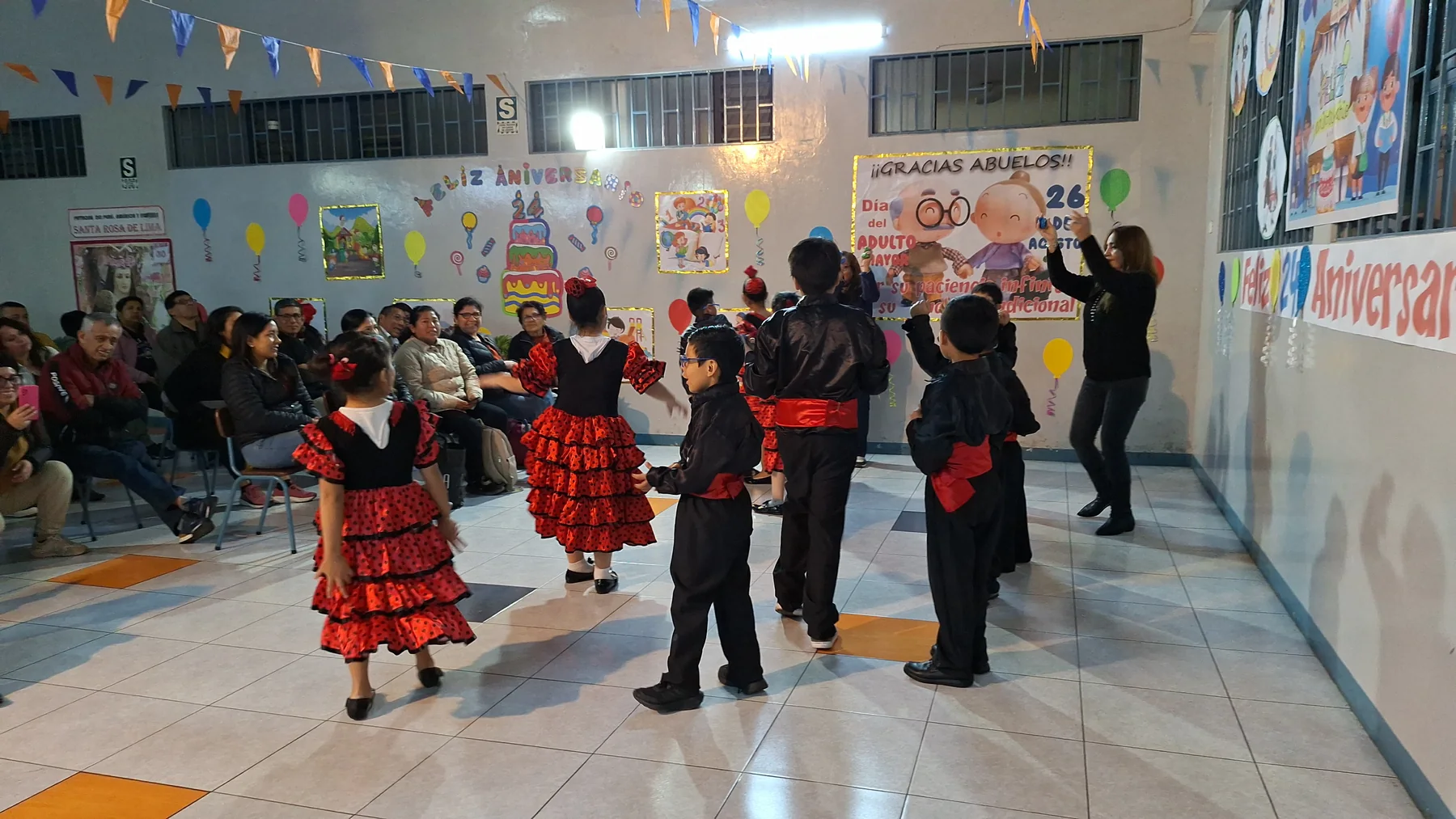 Estudiantes presentando una danza durante una actuación escolar
